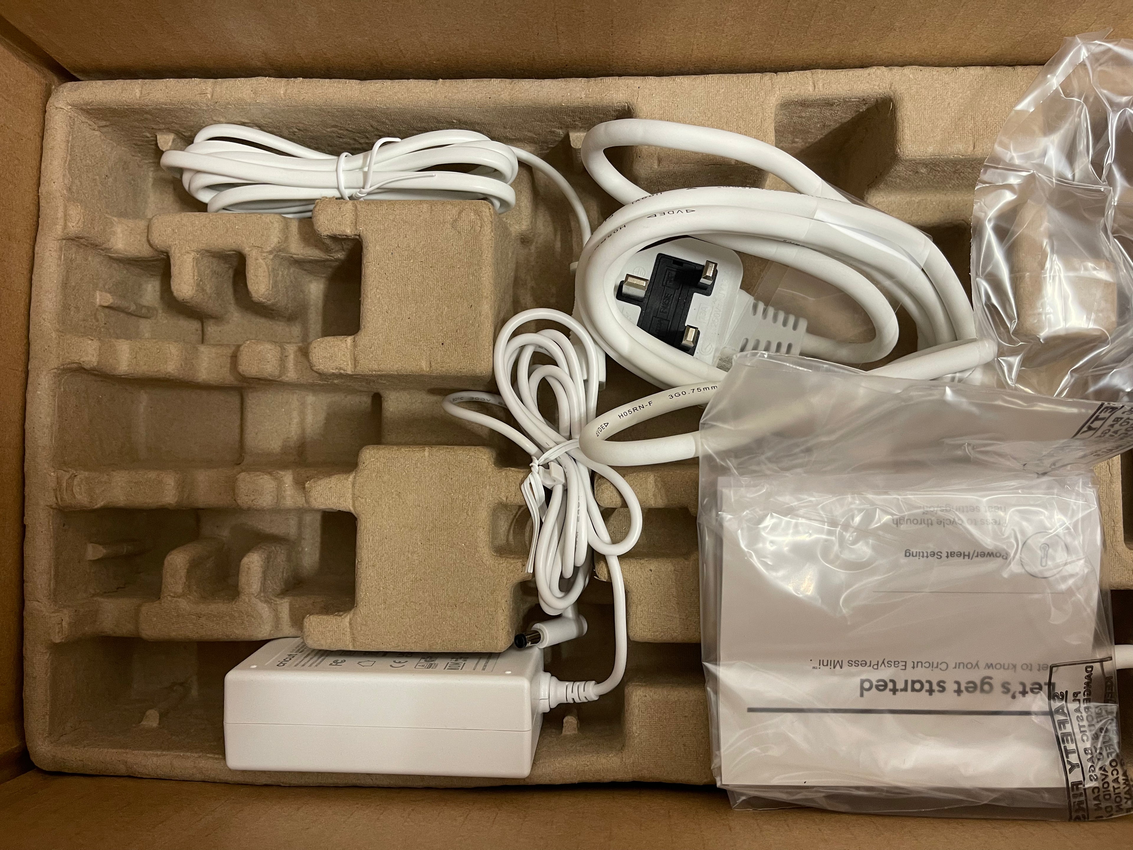 CRICUT EXPLORE 4 DELUXE BUNDLE